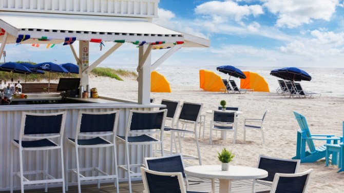 Does Citrus Club offer beach service?